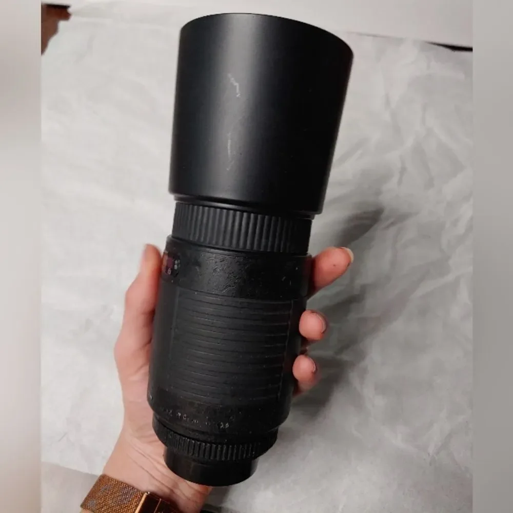 Sigma DL Zoom 75-300mm 1:4-5.6 Auto Focus Lens with Sun Shade